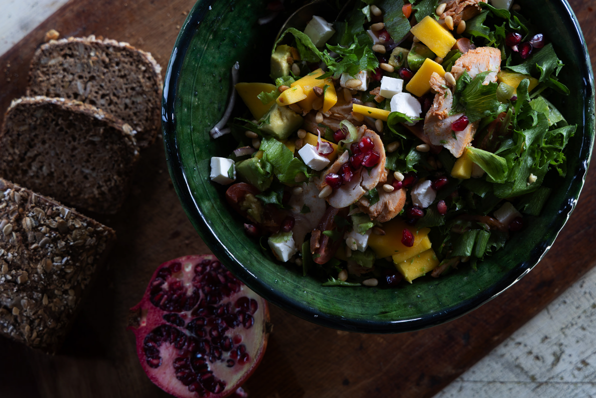 Frisk vårsalat som setter farge på bordet