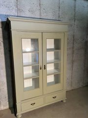 Eldre skap med to glassdører