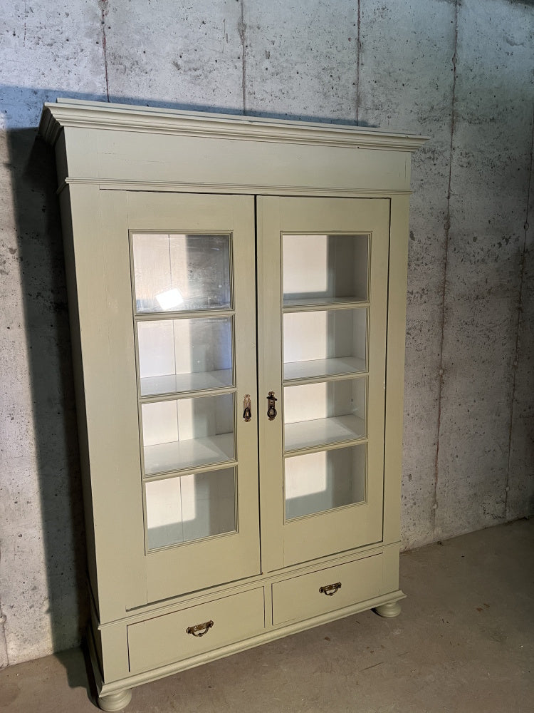 Eldre skap med to glassdører