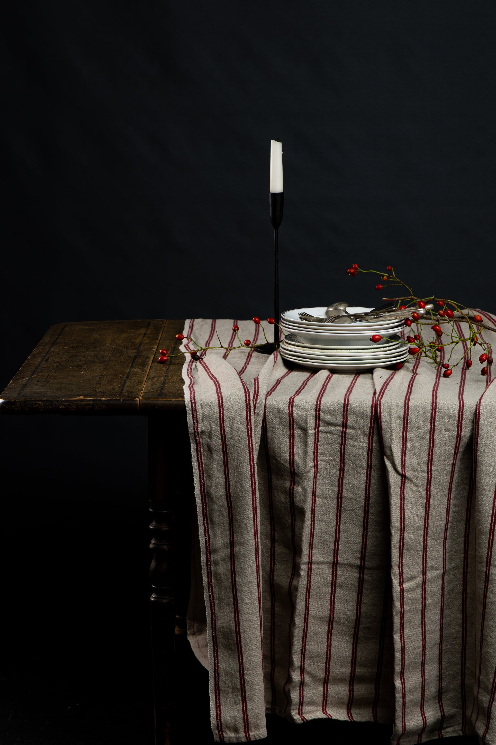 Linåker duk 138x320 cm - Natur og rød