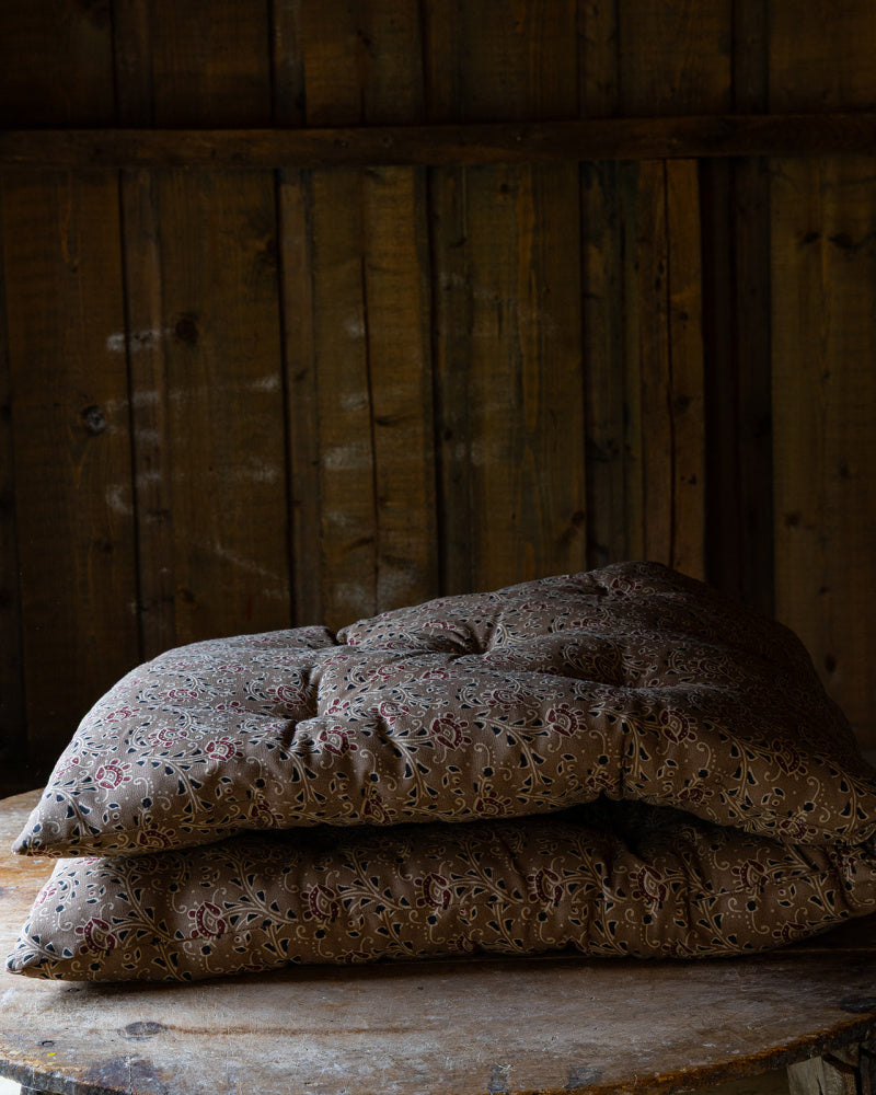 Matte beige med røde detaljer.