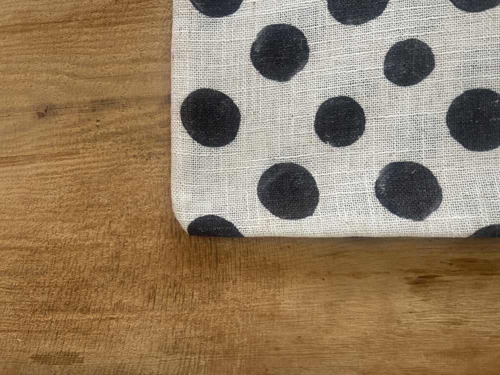 Putetrekk med sorte prikker