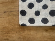 Putetrekk med sorte prikker