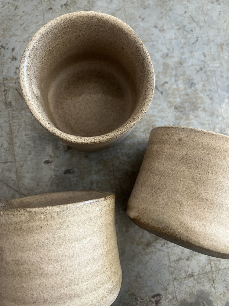 Håndlaget chunky kaffekopp - beige