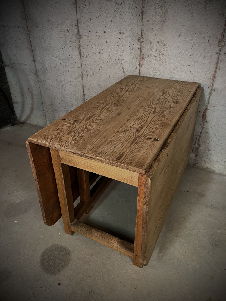 Nydelig gammelt spisebord