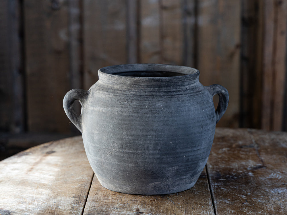 Grå keramikkrukke med håndtak