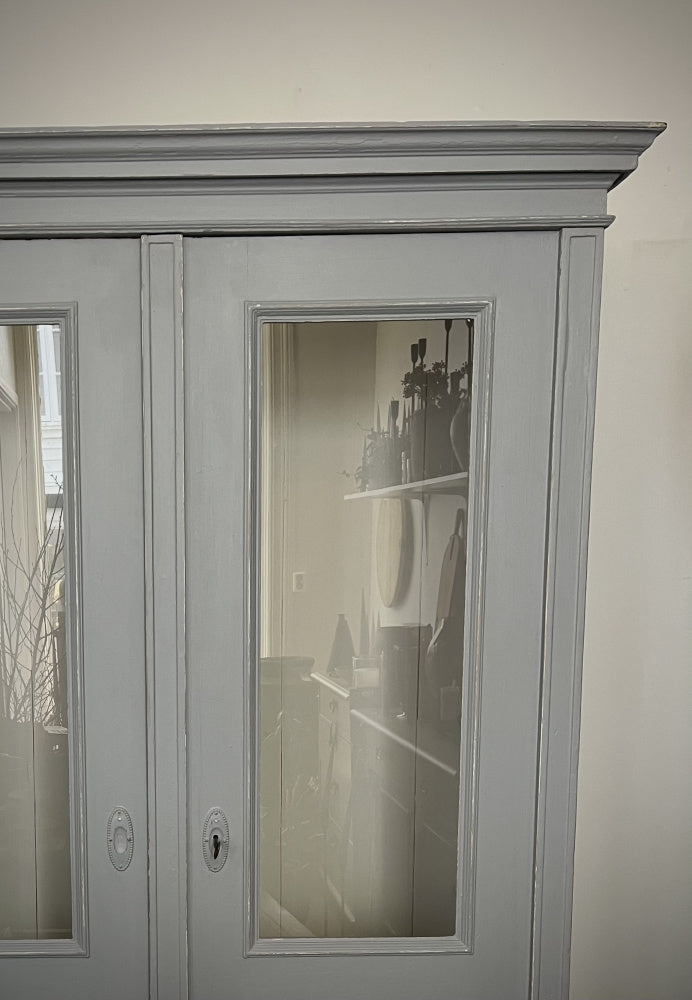 Nydelig eldre skap i dus gråblå farge