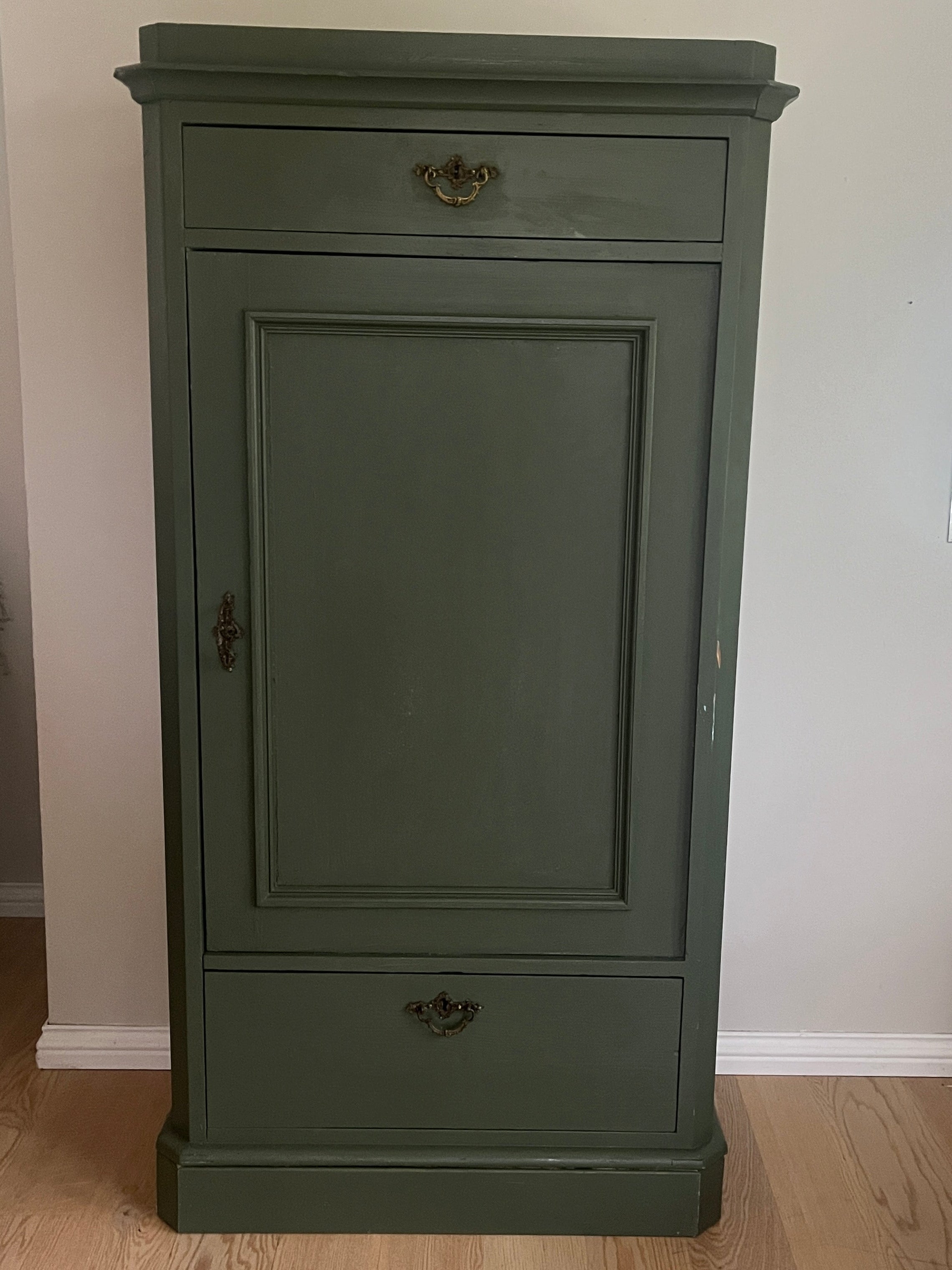 Gammelt skap i deilig grønt