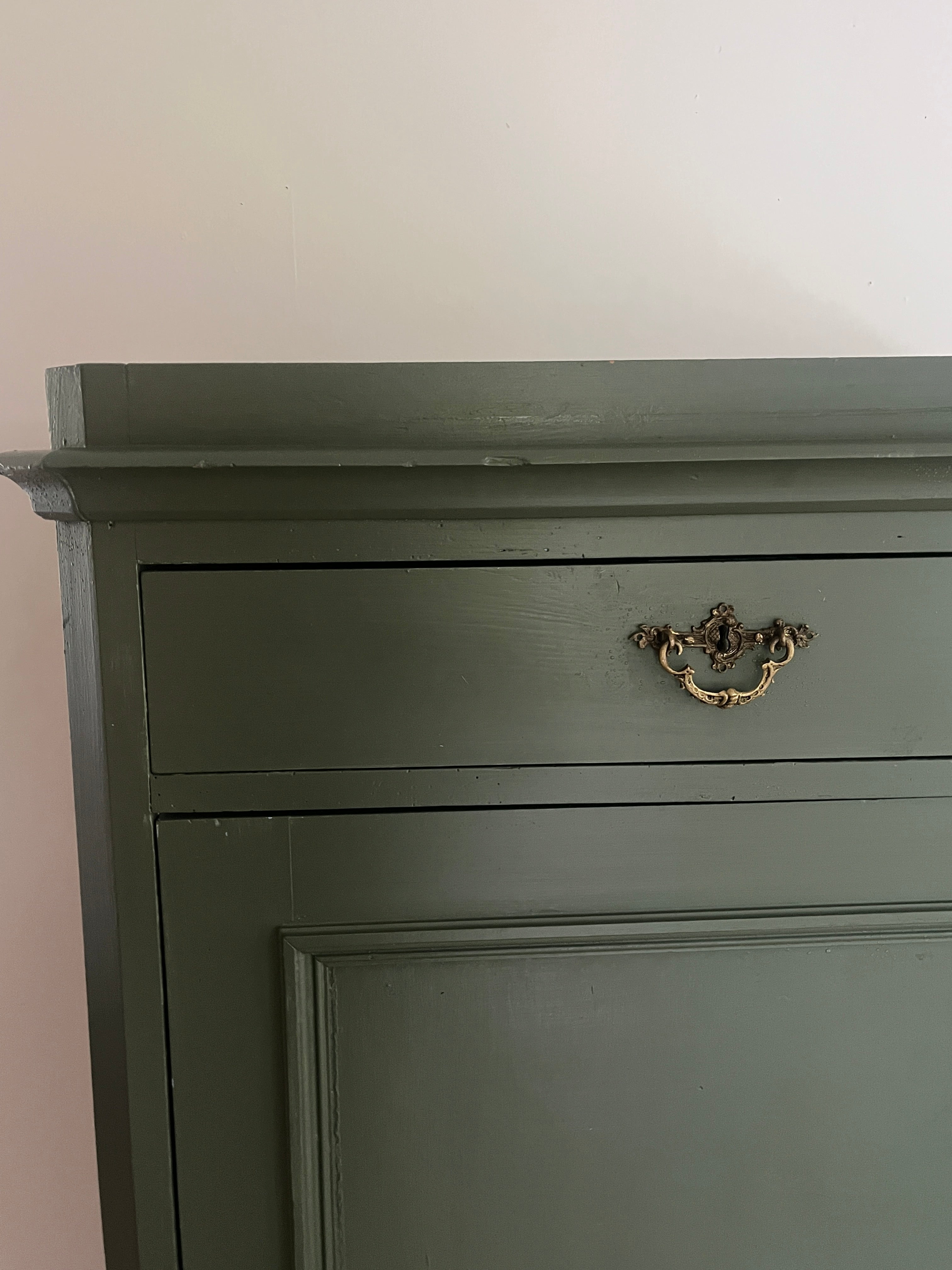 Gammelt skap i deilig grønt