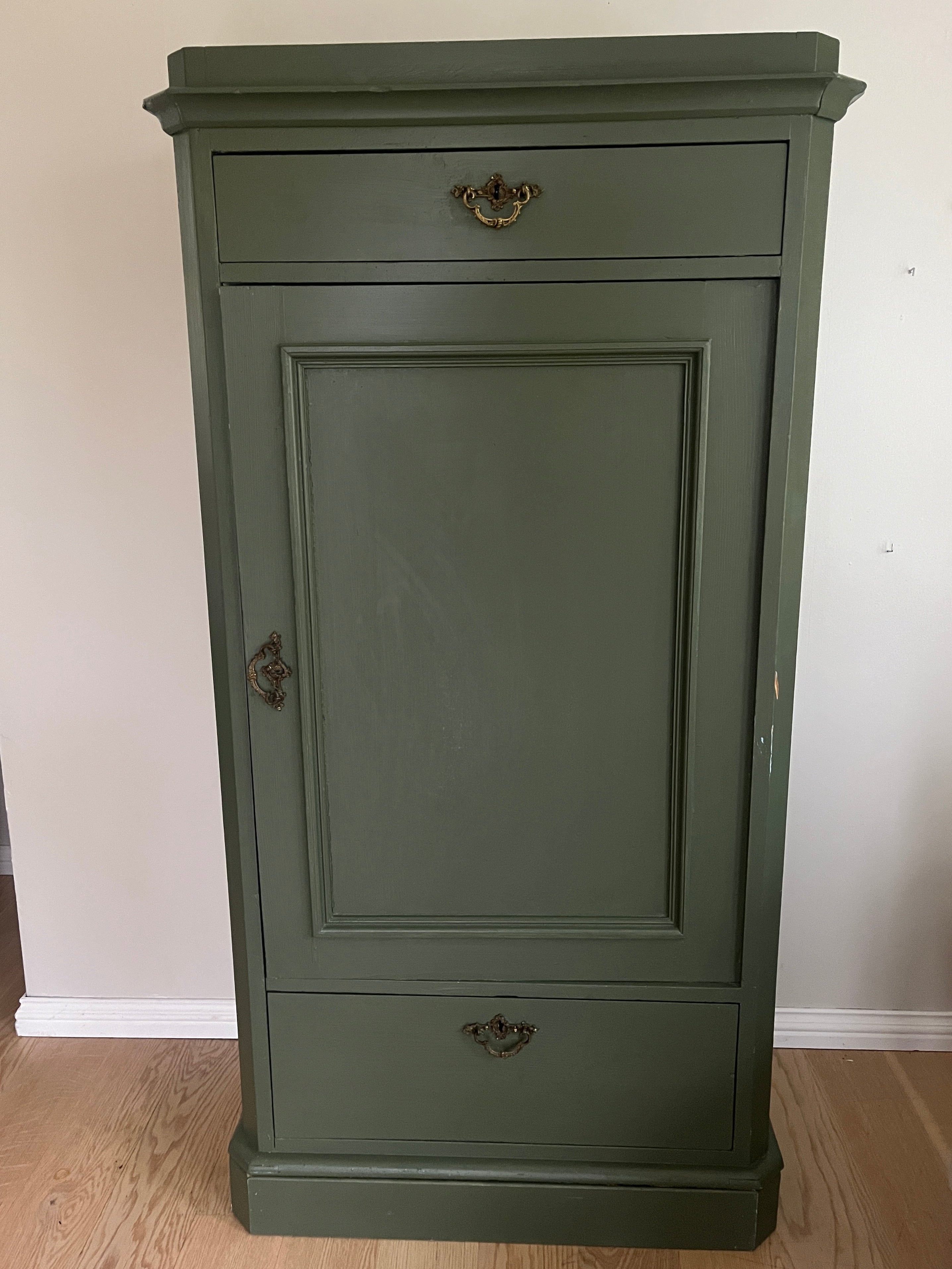 Gammelt skap i deilig grønt