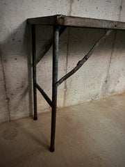 Sammenleggbart bord av metall