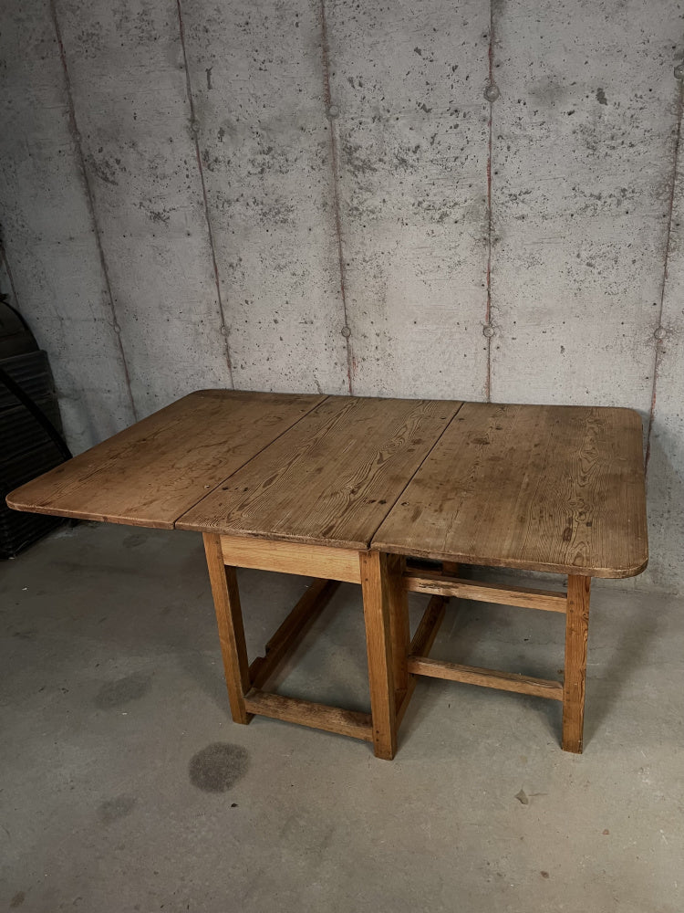 Nydelig gammelt spisebord