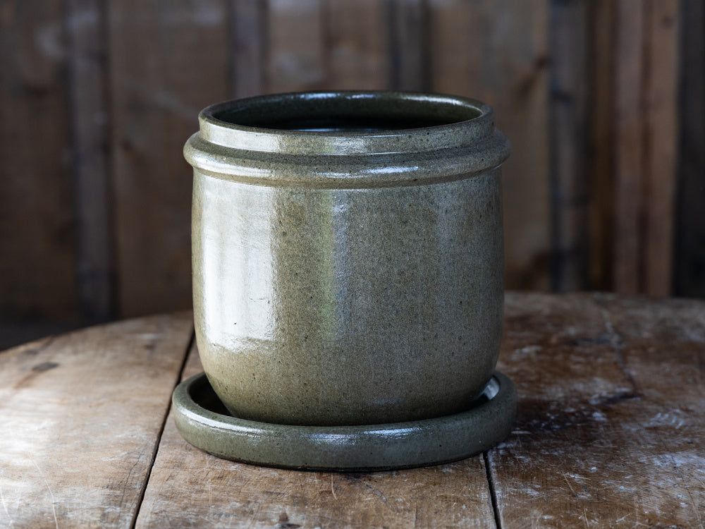 Olivengrønn krukke med fat