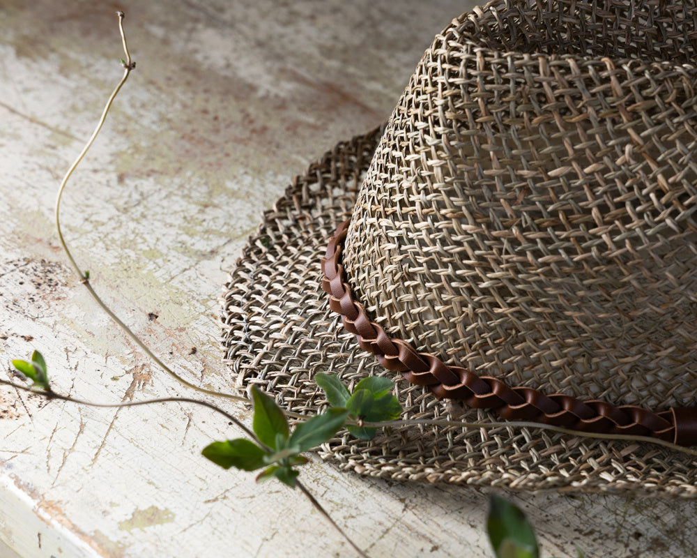Stråhatt med flettet bånd