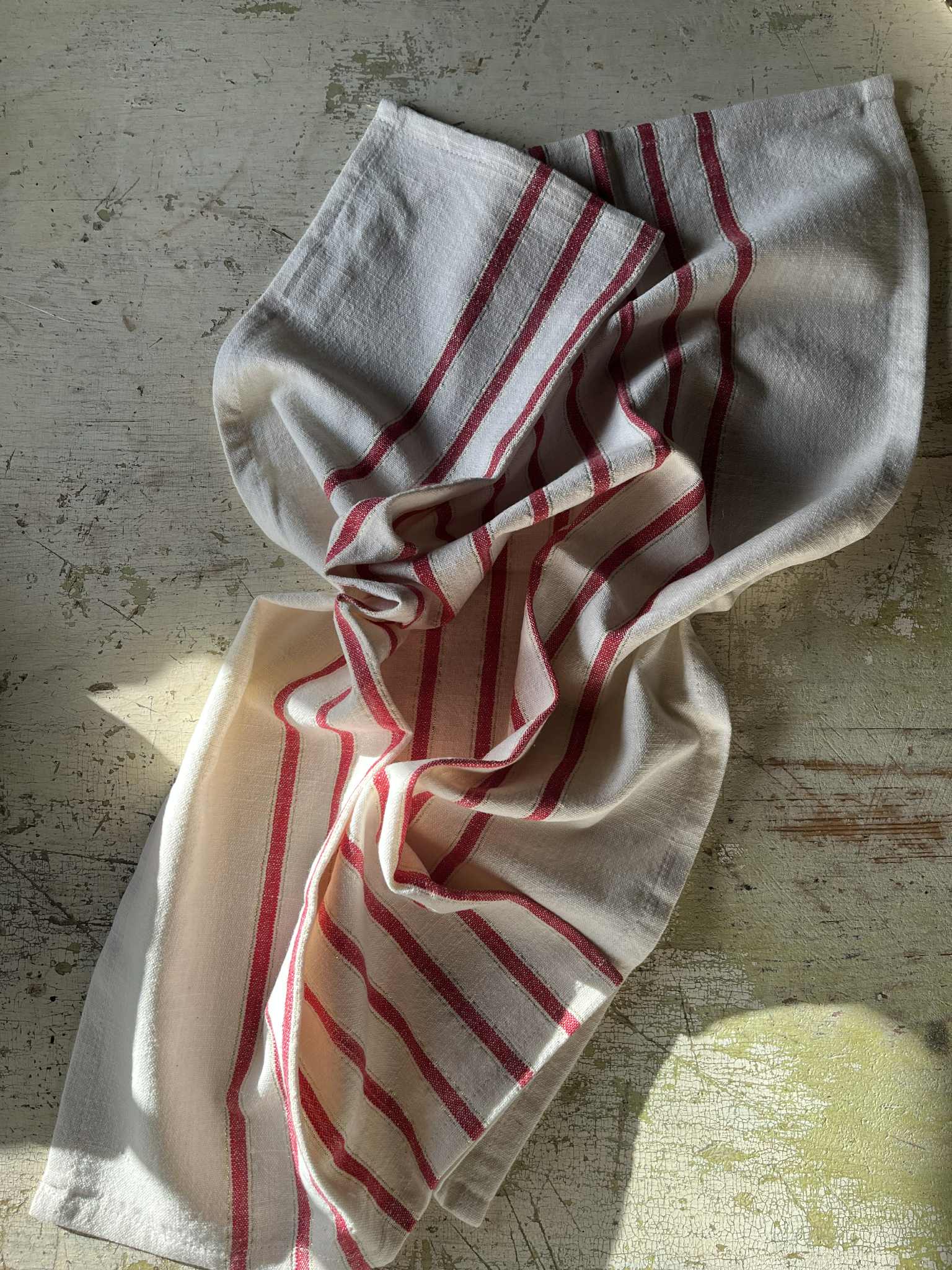 Kjøkkenhåndkle - striper offwhite, rød og gull 50x70cm