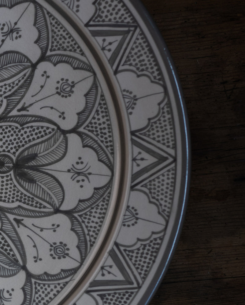 Håndmalt fat 40 cm - grått