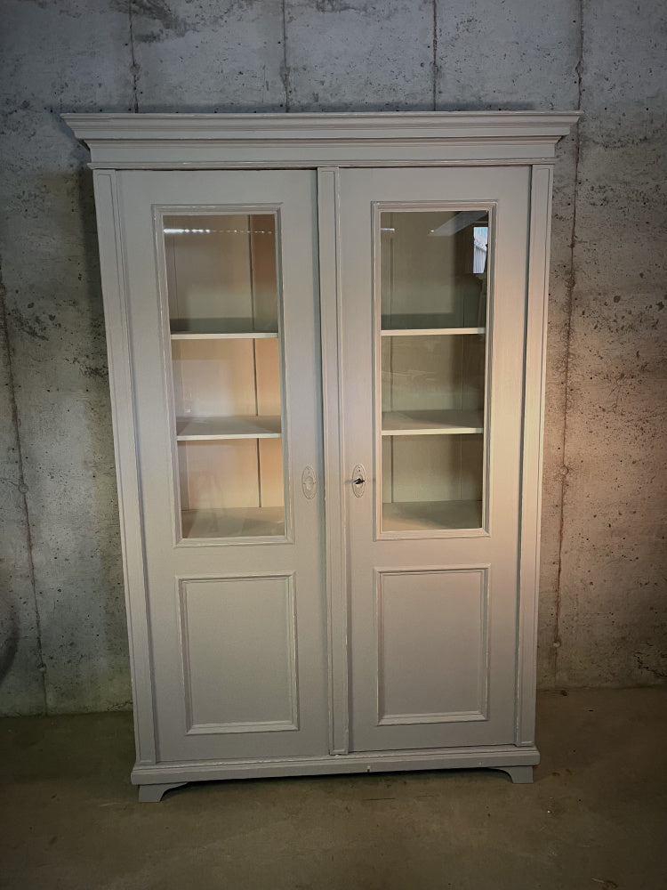 Nydelig eldre skap i dus gråblå farge