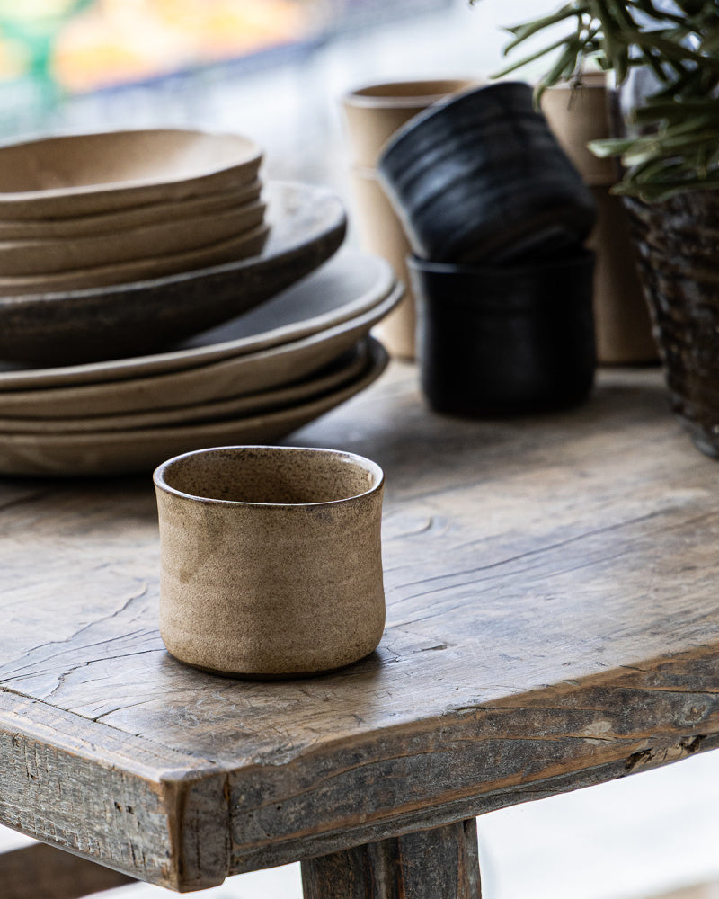 Håndlaget beige chunky kaffekopp Maria Hagman