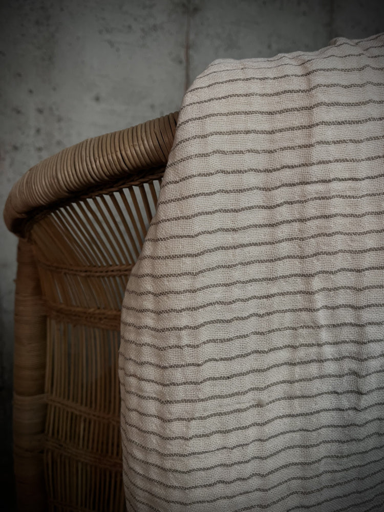 Duk med striper 220x140 cm - elfenbenshvit og olivengrønn