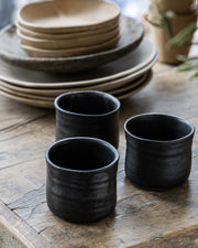 Håndlaget sort chunky kaffekopp Maria Hagman