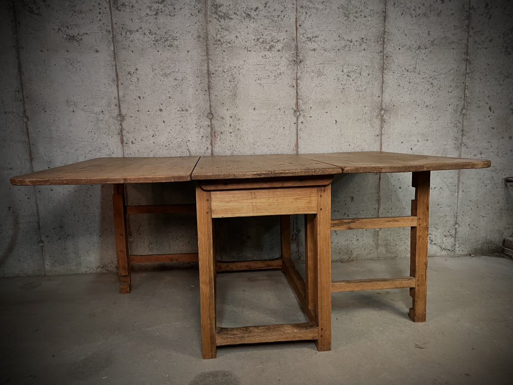 Nydelig gammelt spisebord