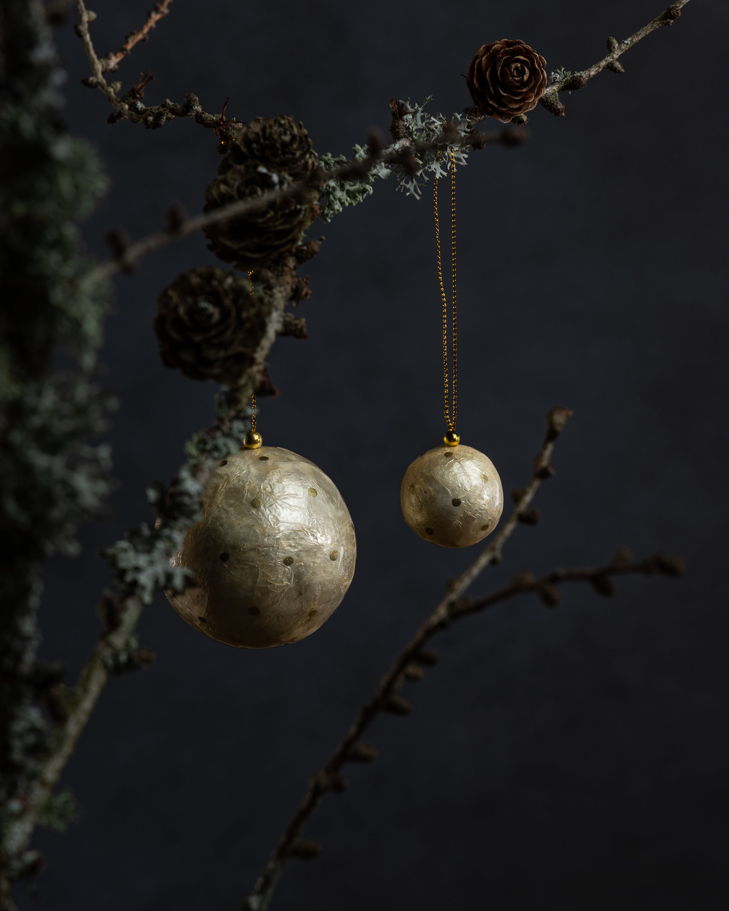 Julekule beige med gullprikker str S