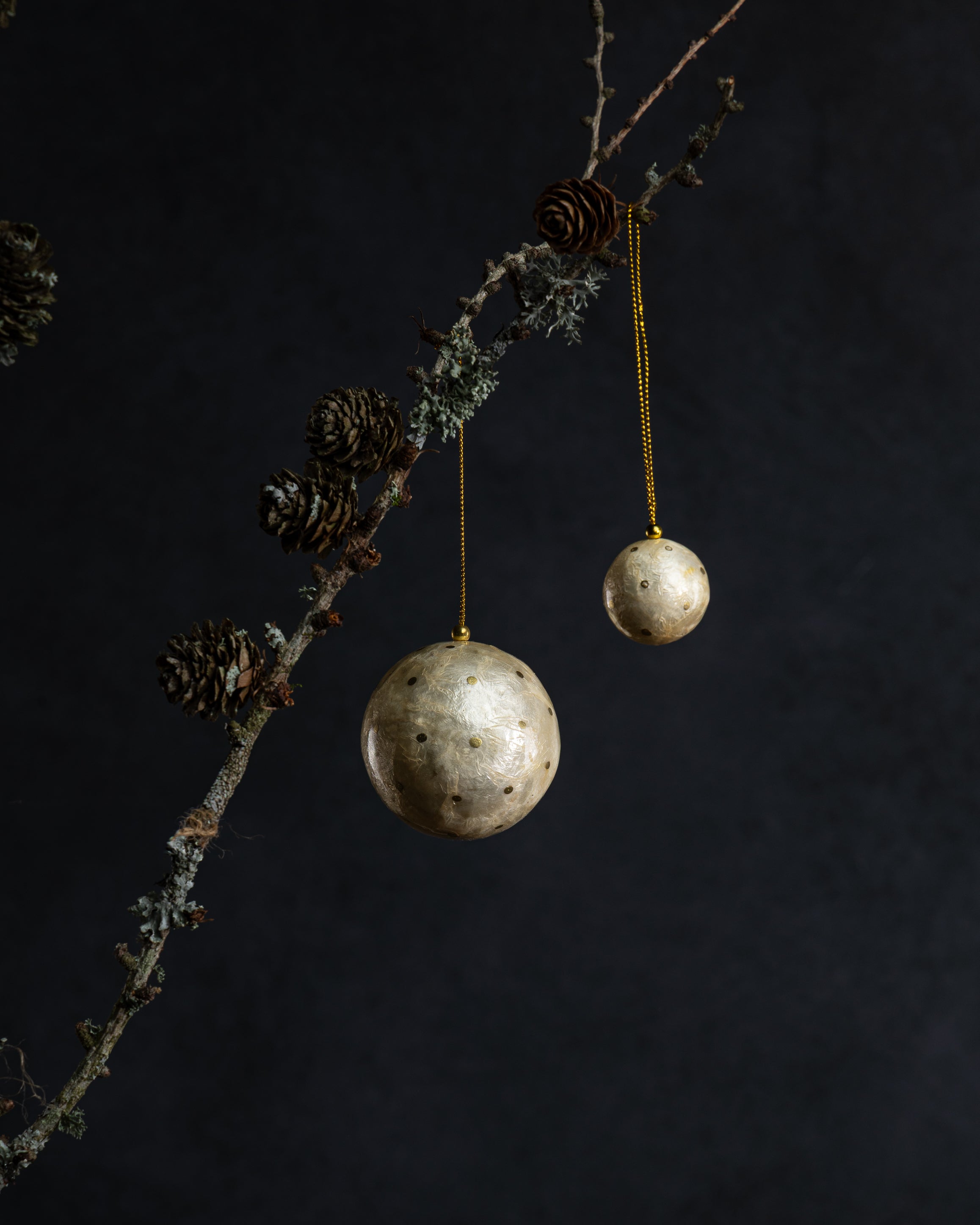 Julekule beige med gullprikker str S