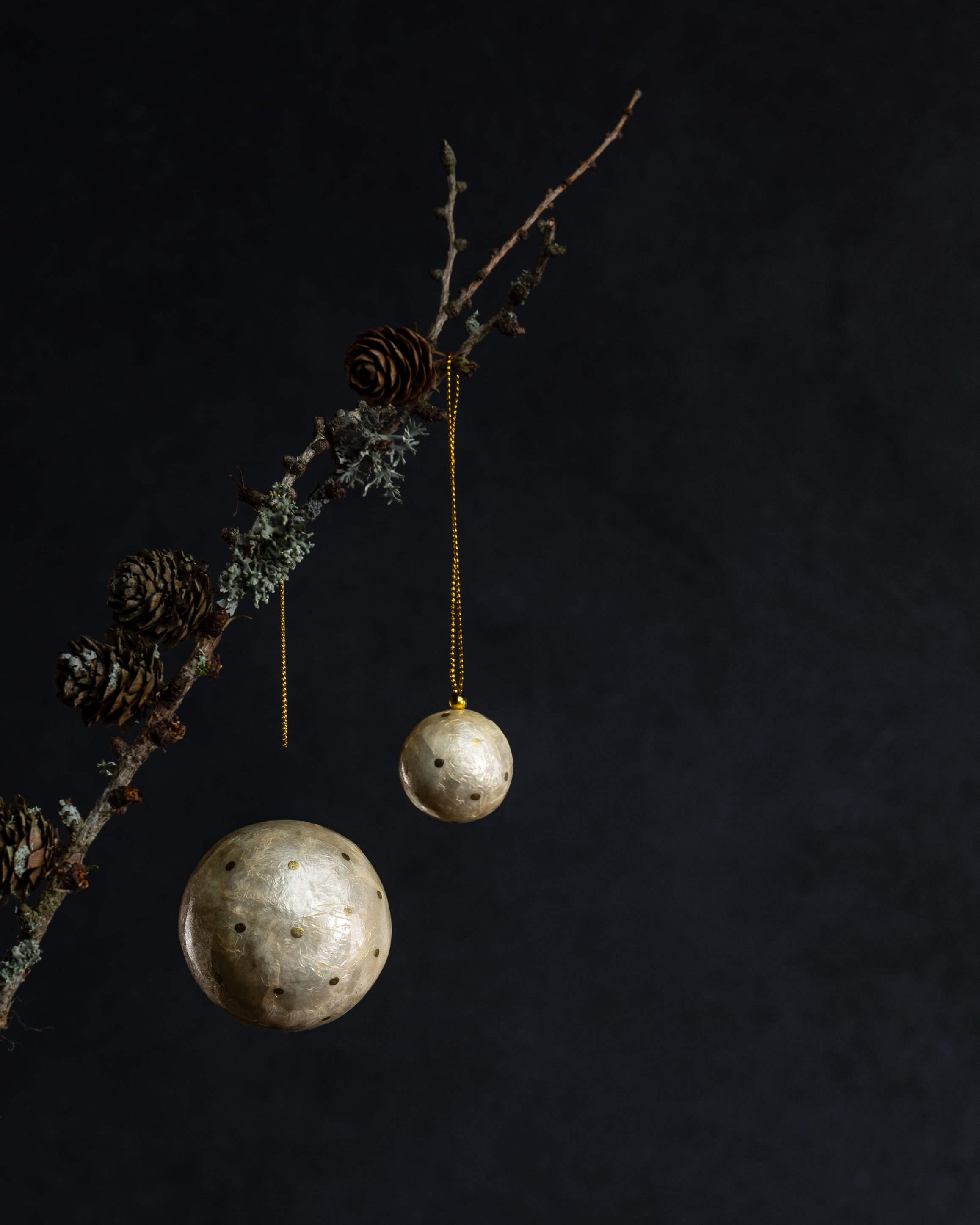 Julekule beige med prikker str M