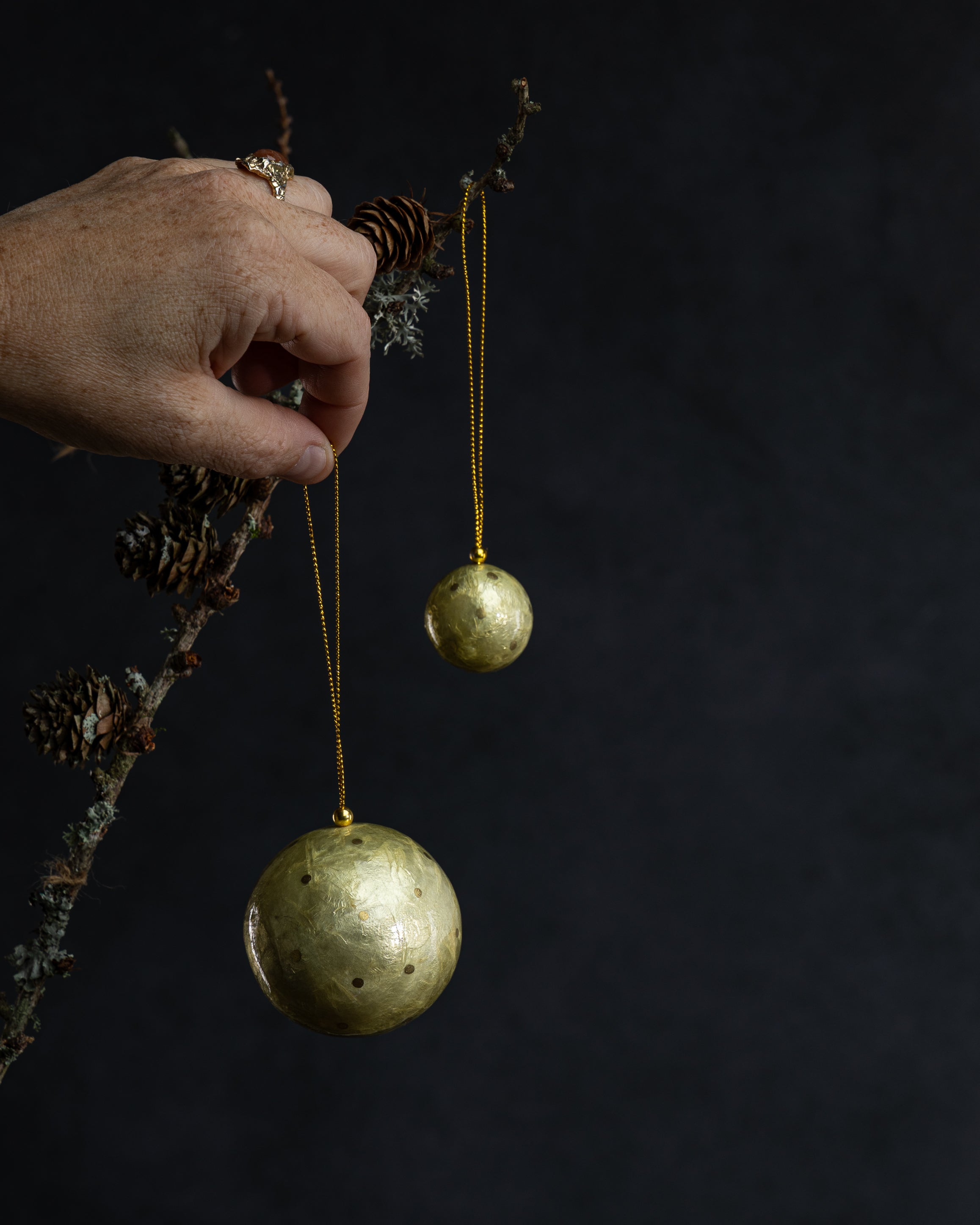 Julekule grønn med prikker str M