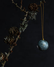 Julekule blå med gullprikker str S