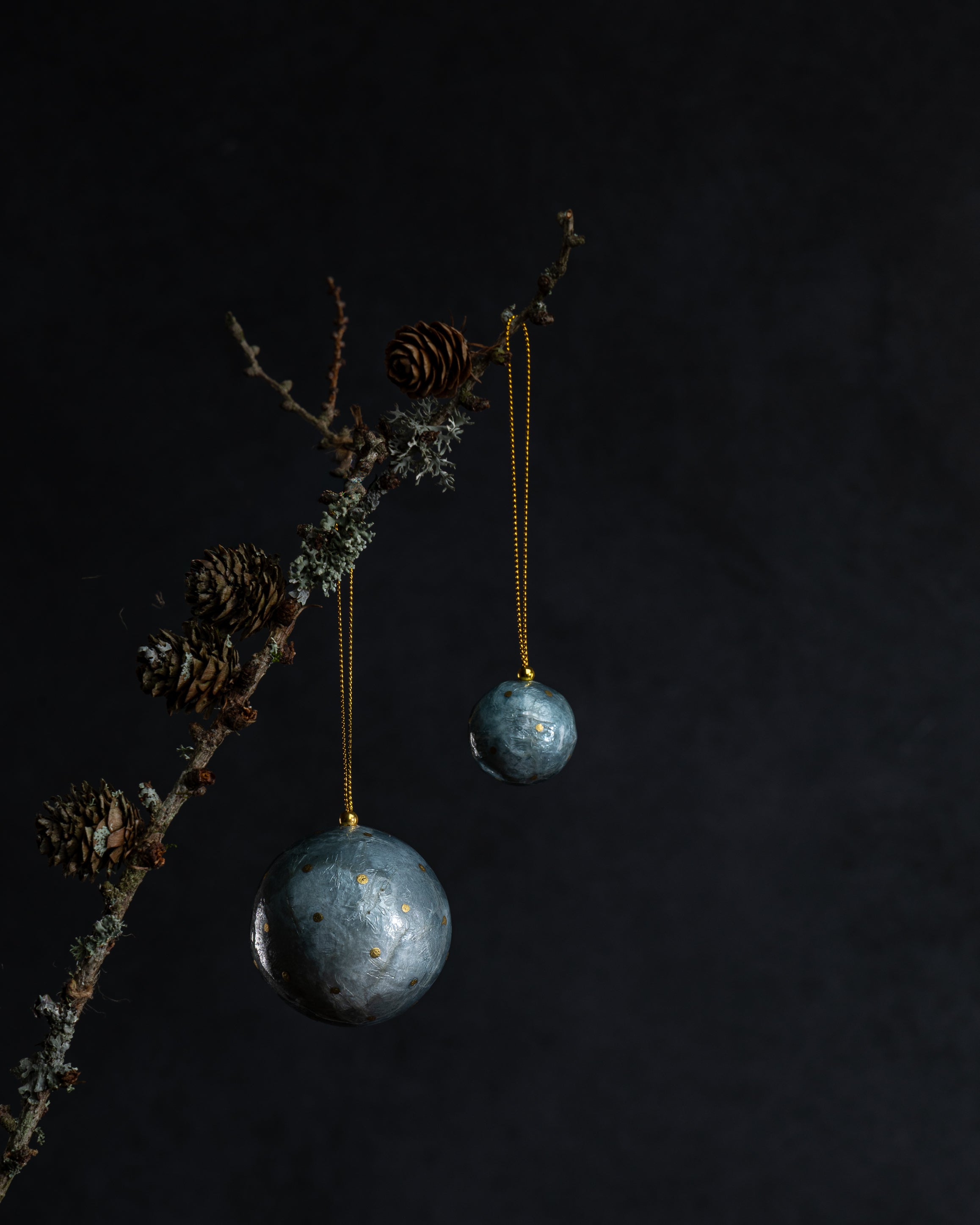 Julekule blå med gullprikker str S