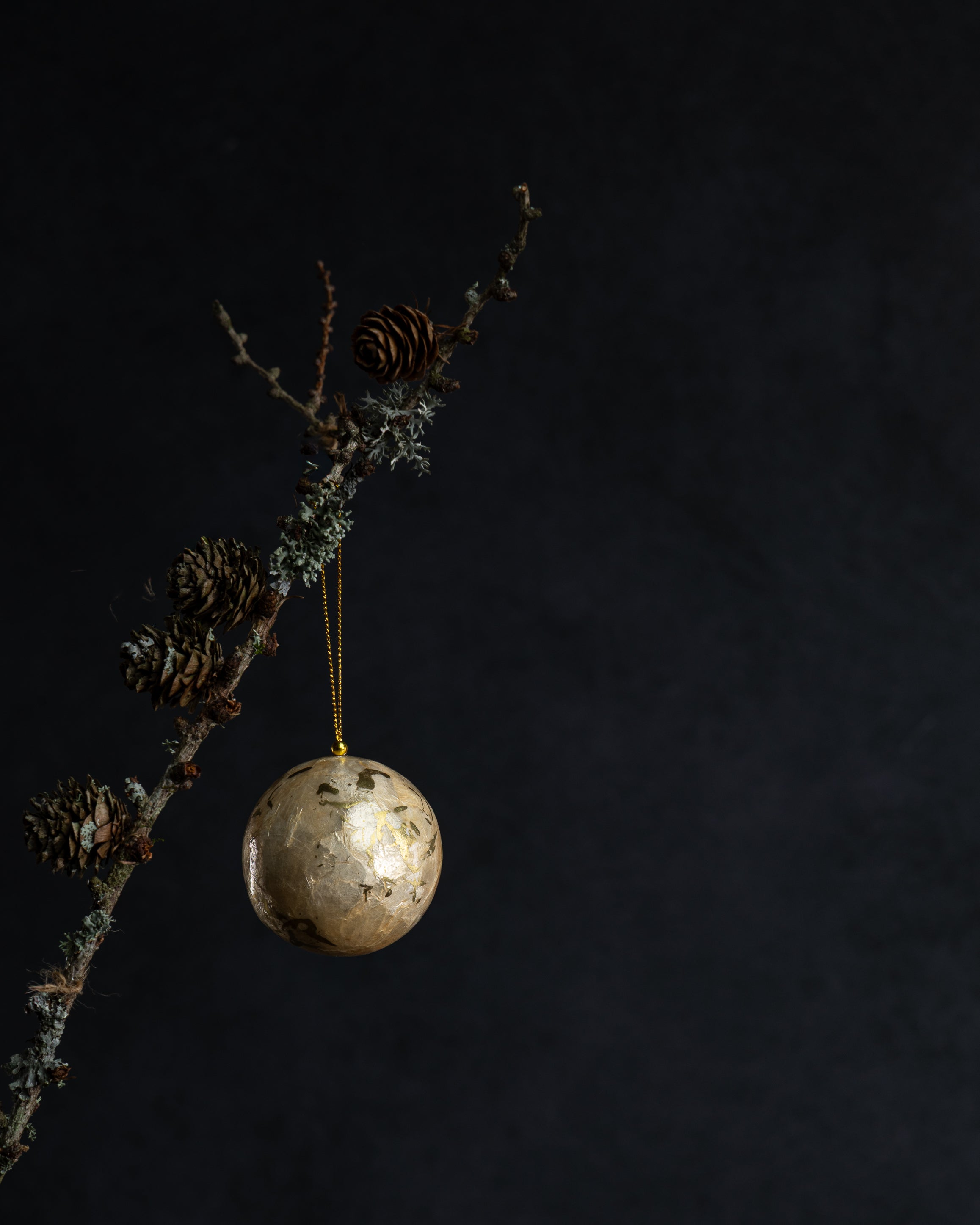 Julekule beige med gullmønster str M