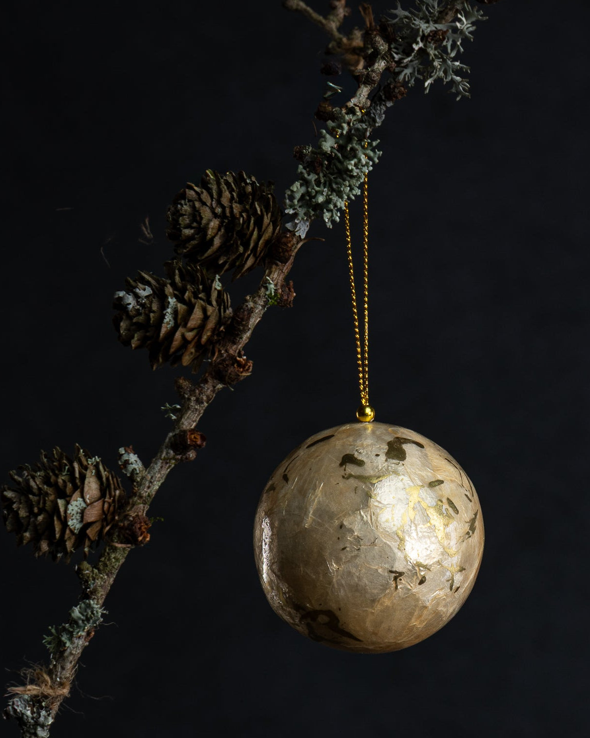 Julekule beige med gullmønster str M