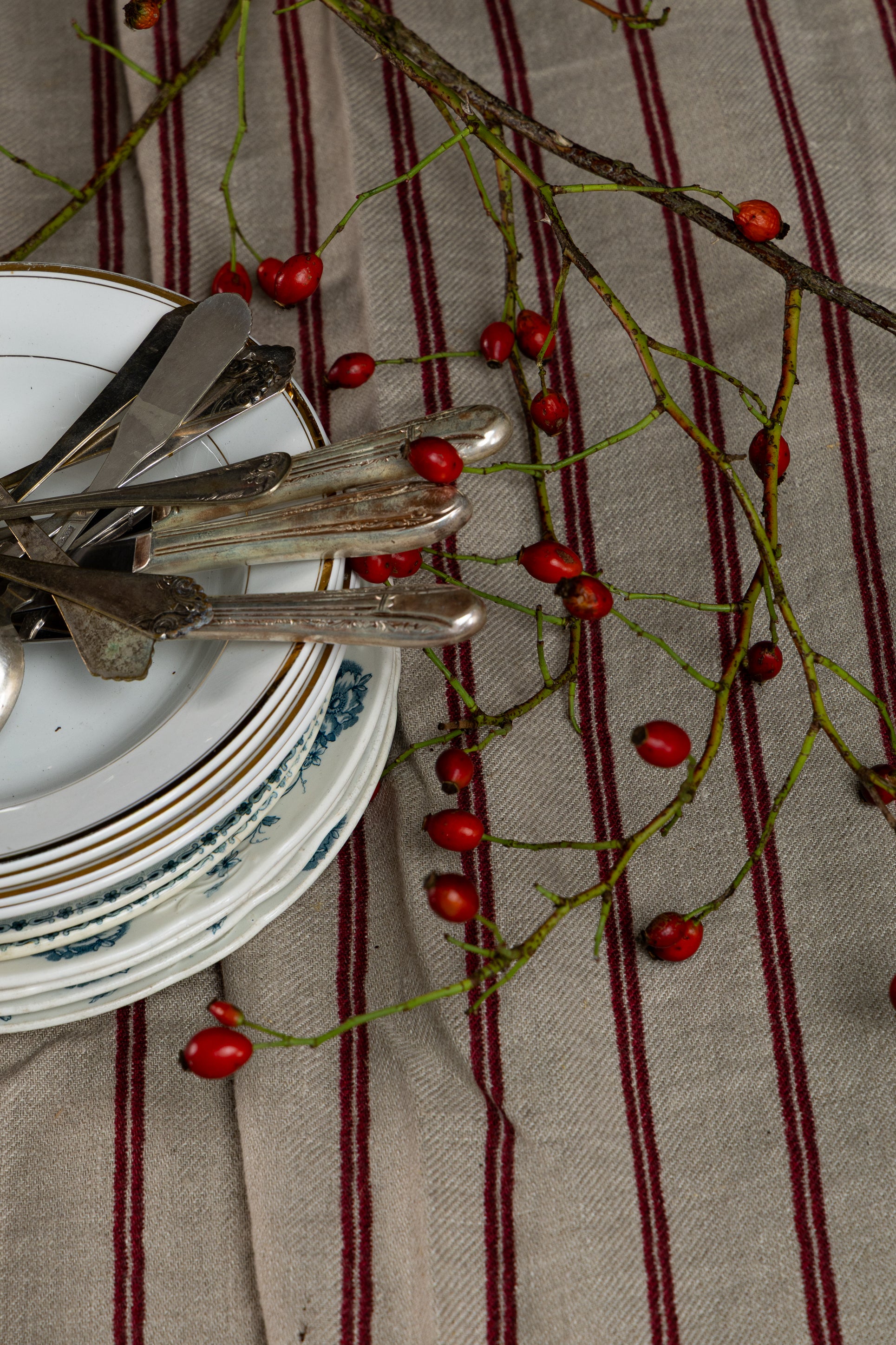 Linåker duk 138x250 cm - Natur og rød