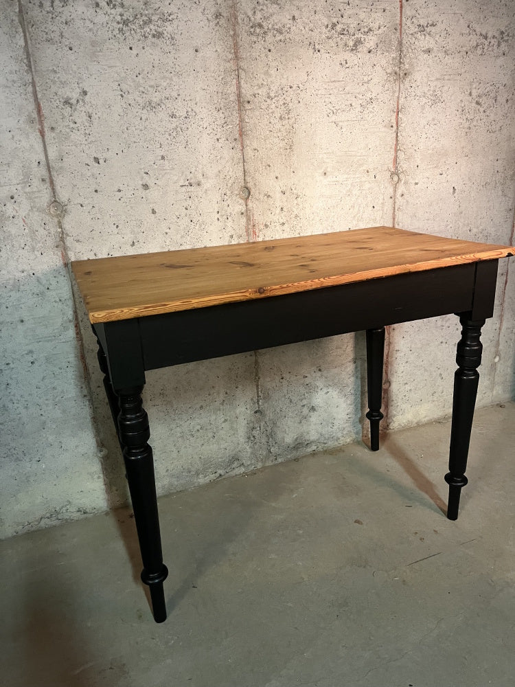 Nydelig trehvitt bord med sorte ben