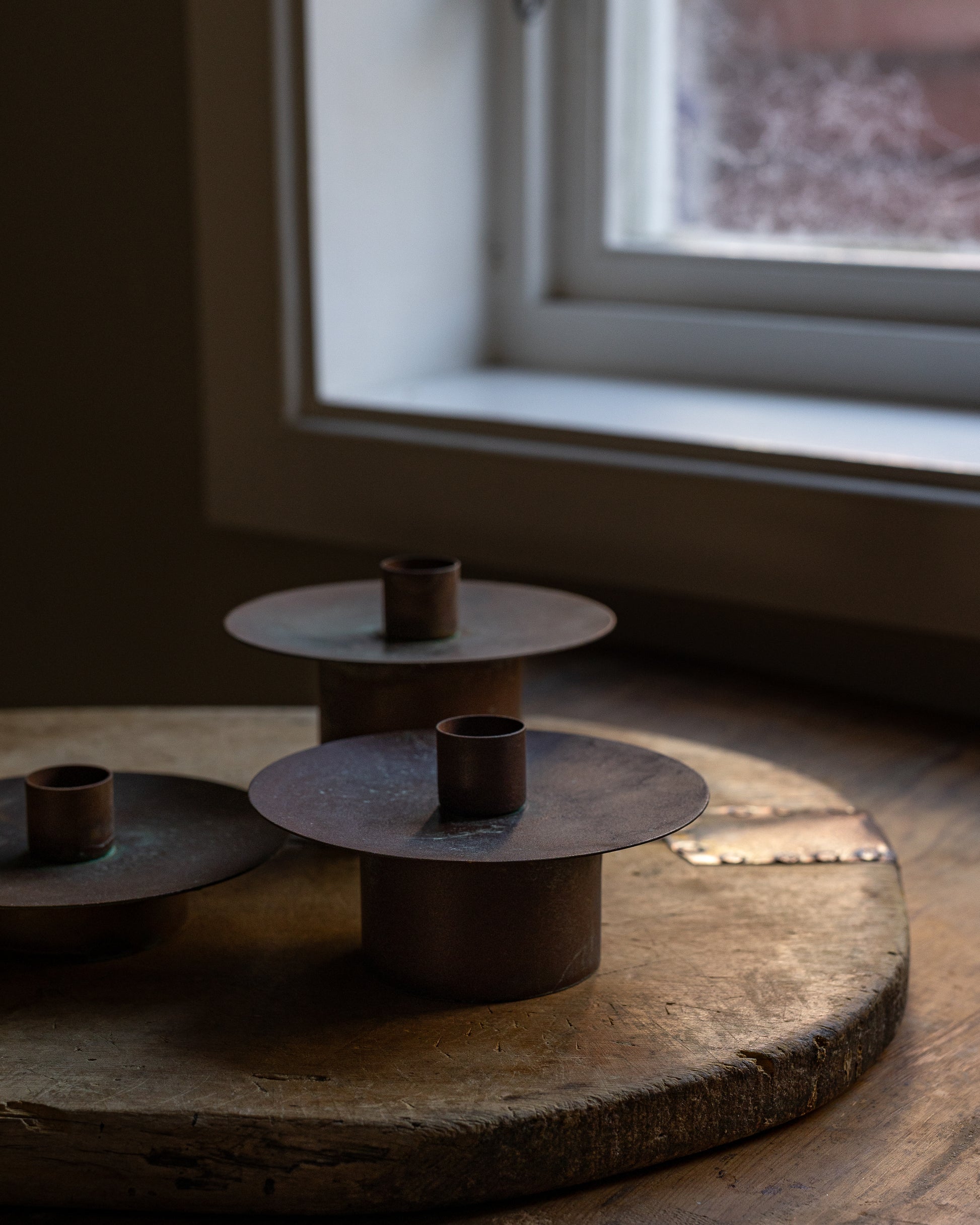 3stk vintage kobberfaget lysestaker samlet på en vintage fjøl i tre med beslag 