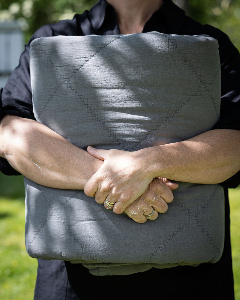 Støvete mørkegrått pledd 260*280