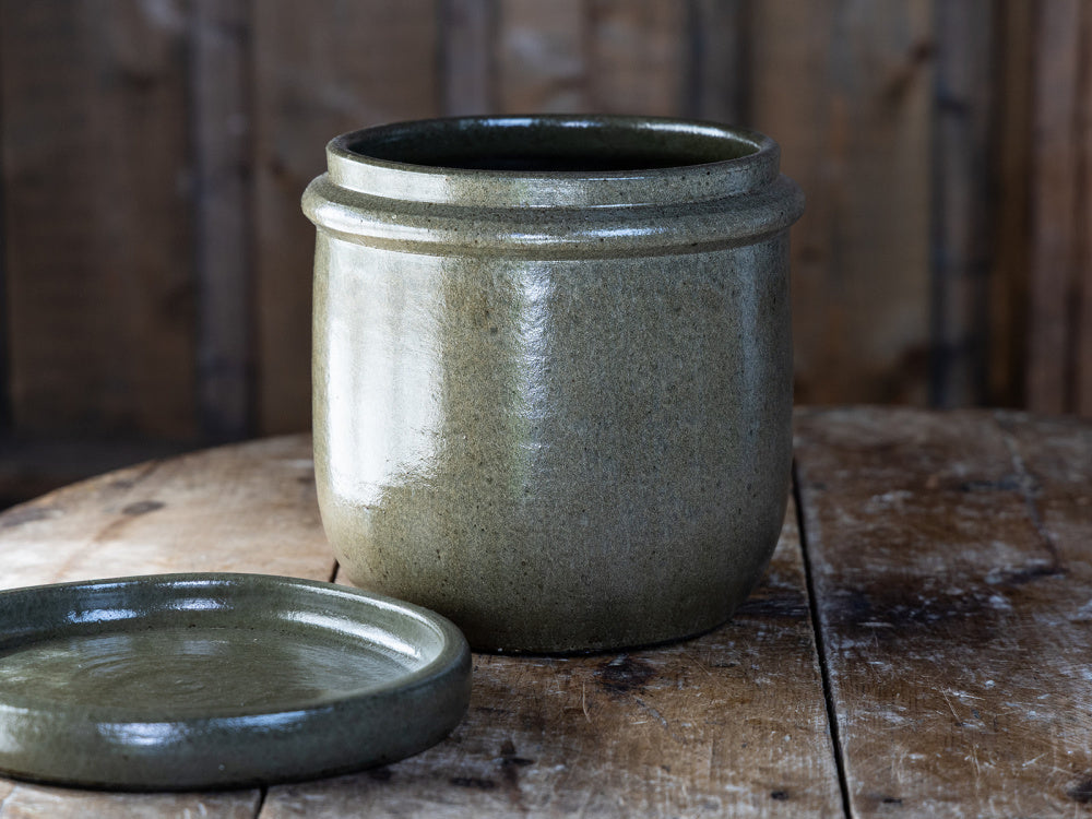 Olivengrønn krukke med fat