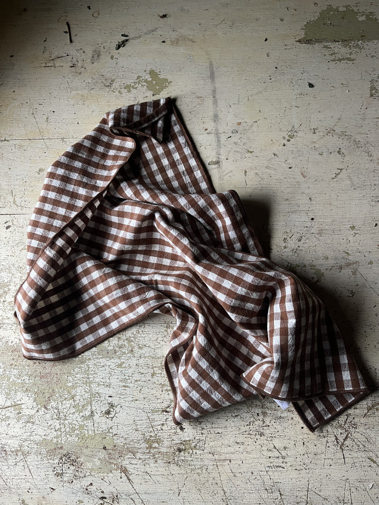 Kjøkkenhåndkle med brune og beige ruter