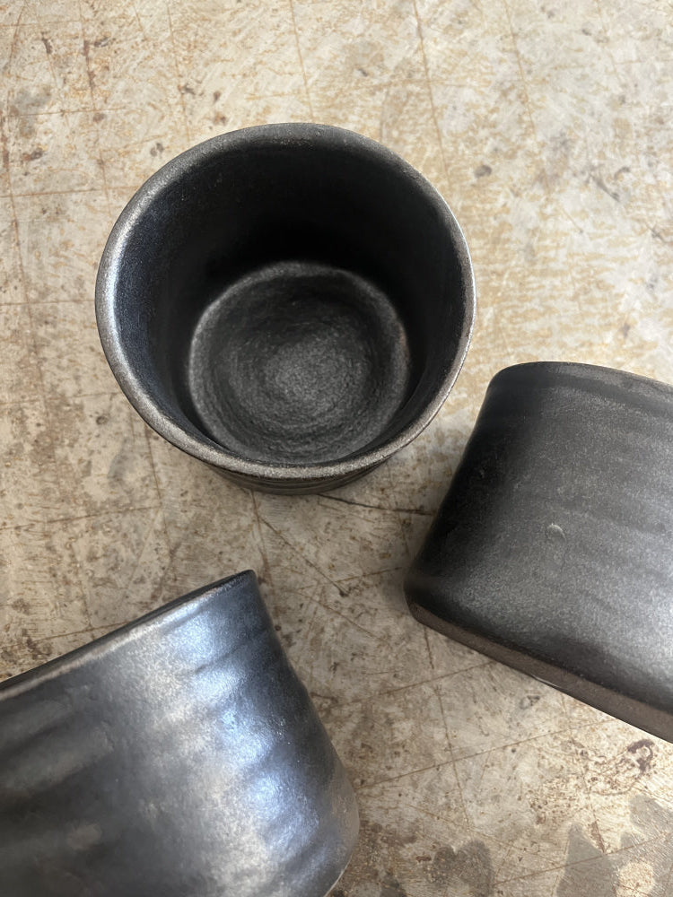 Håndlaget chunky kaffekopp - sort