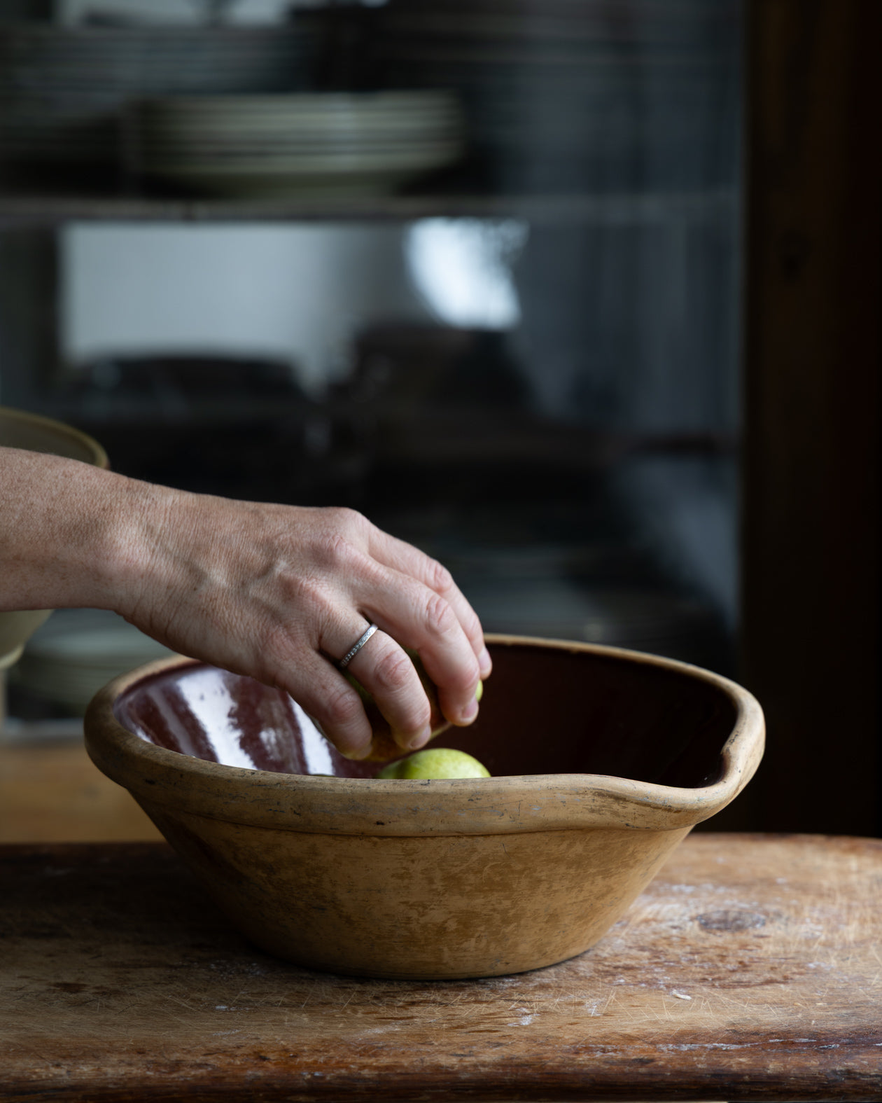 dane-som-legger-frukt-i-bolle