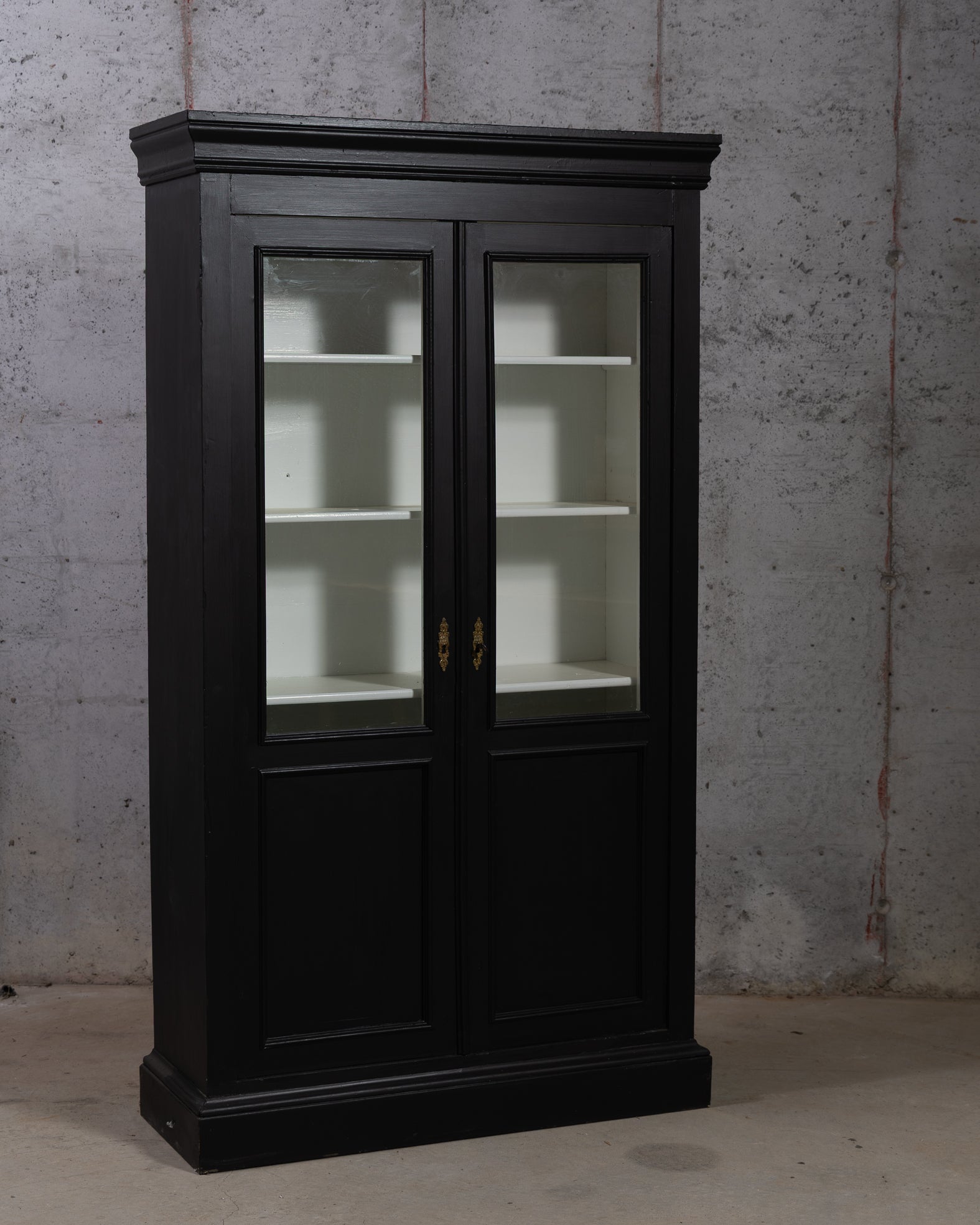 Solid vitrine skap med glassdøerer