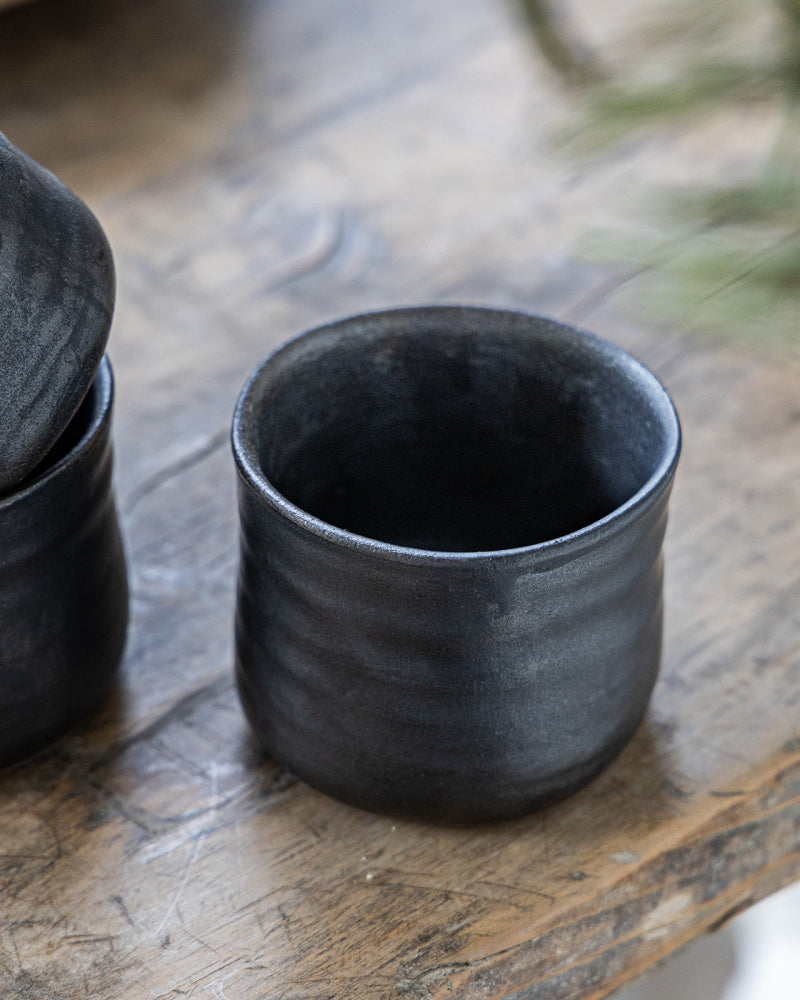 Håndlaget chunky kaffekopp - sort