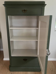 Gammelt skap i deilig grønt