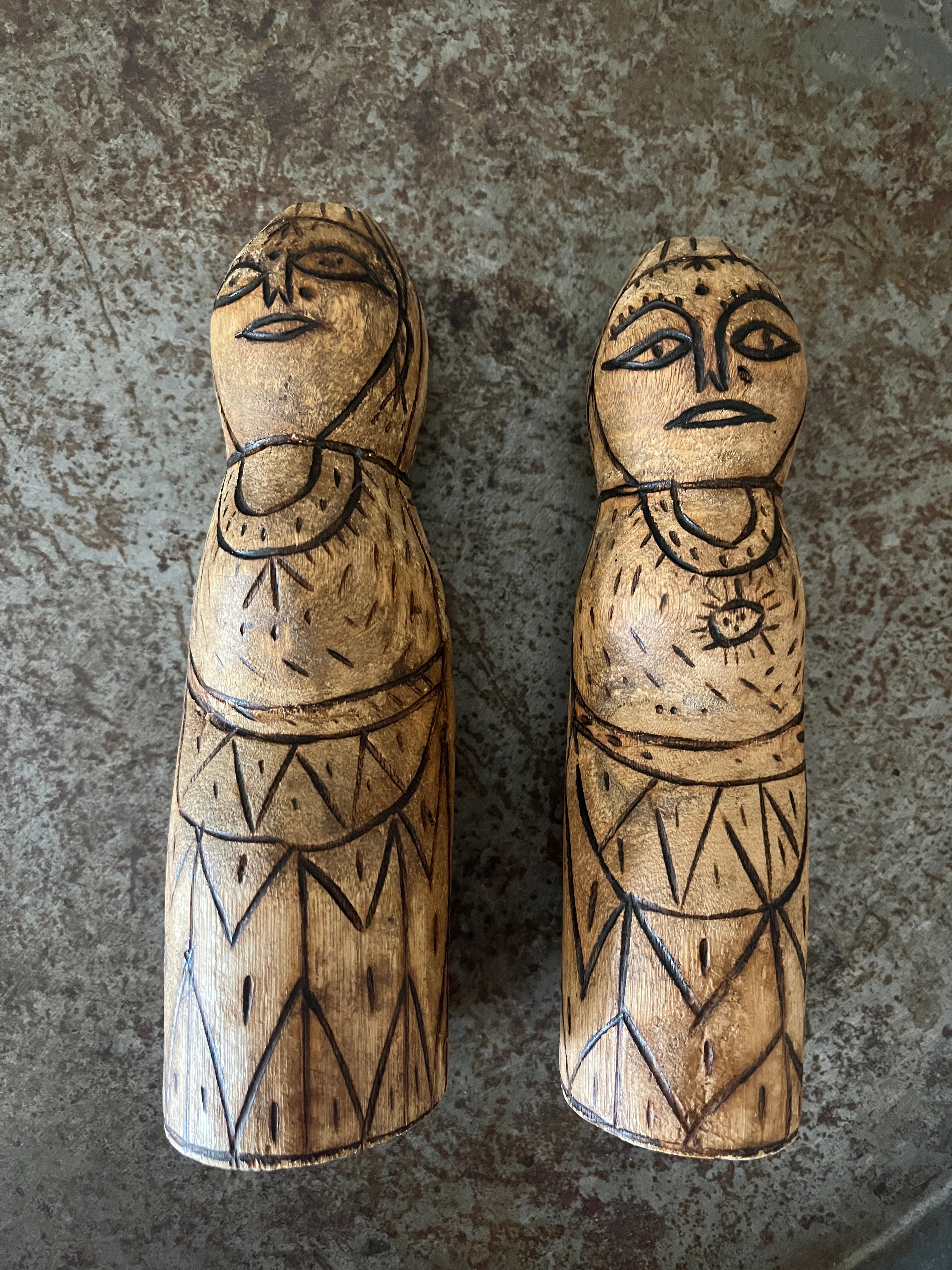 To stk dekorativ trefigur 20cm