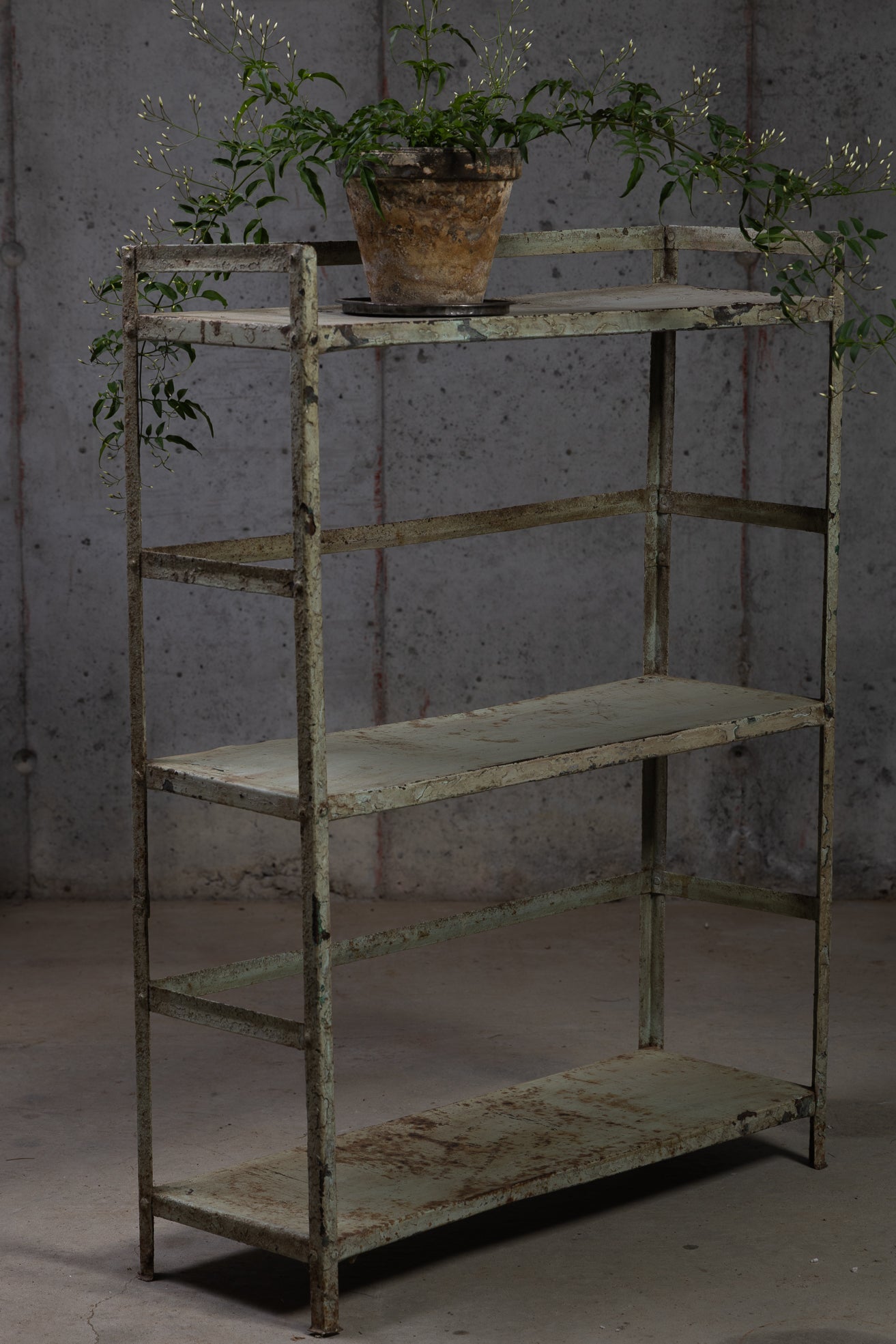 Vintage metallhylle - grå patina