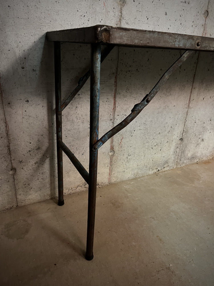 Sammenleggbart bord av metall