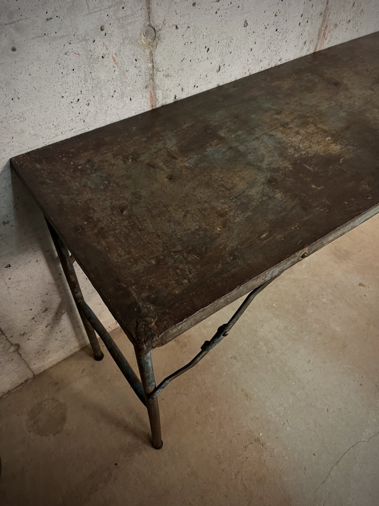 Sammenleggbart bord av metall