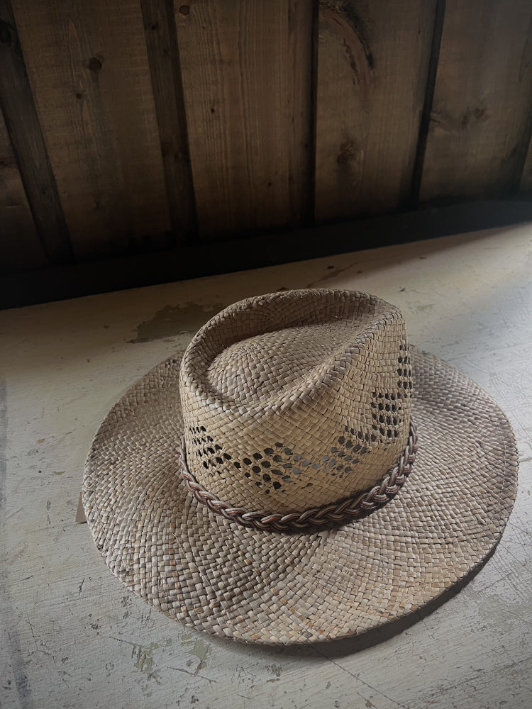 Stor stråhatt med hullmønster