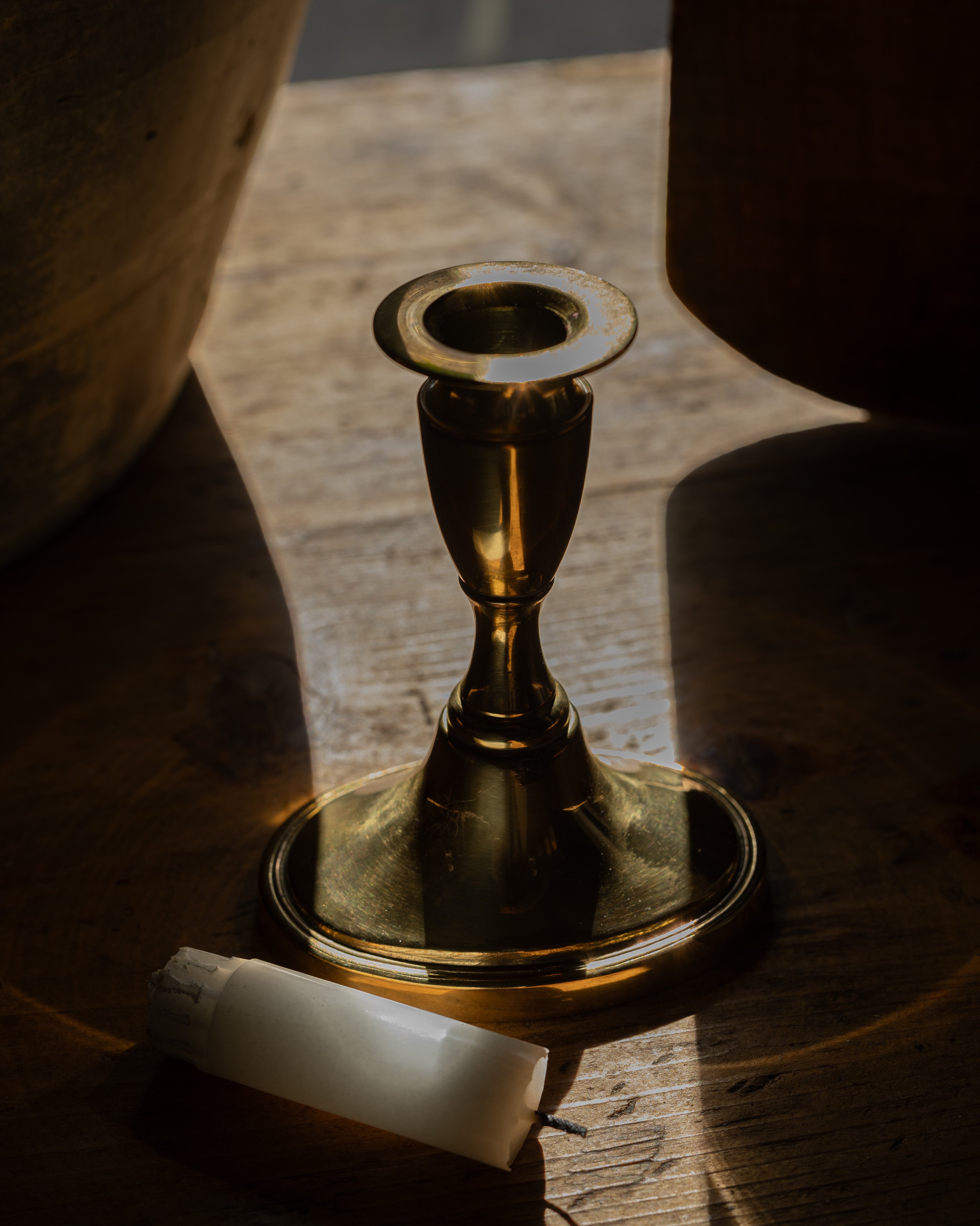 vintage-messingstake-lys-i-lysglimt
